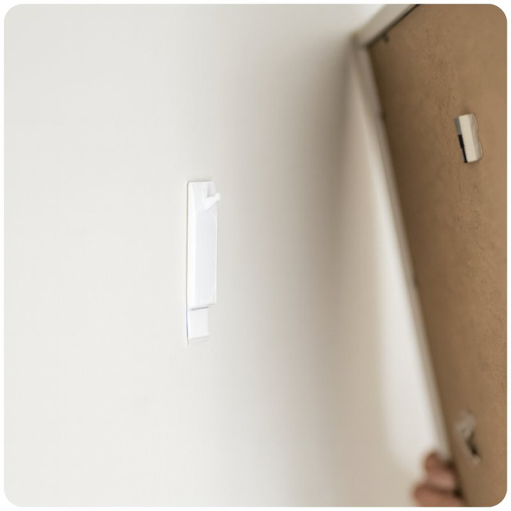 Klebebildaufhänger, Klebend